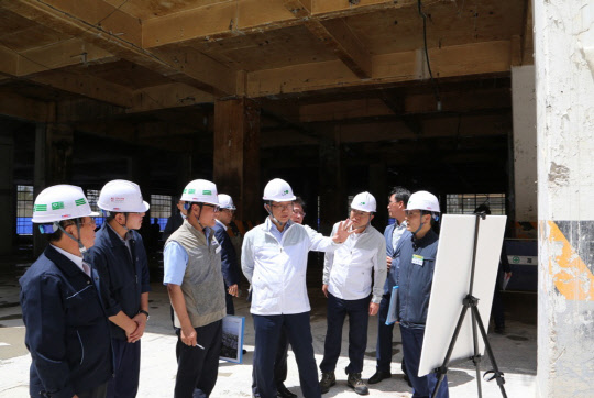 박상우 LH 사장(왼쪽 네번째) 등 관계자들이 지난 13일 청주 문화산업단지 현장을 둘러보고 있다.<LH 제공>